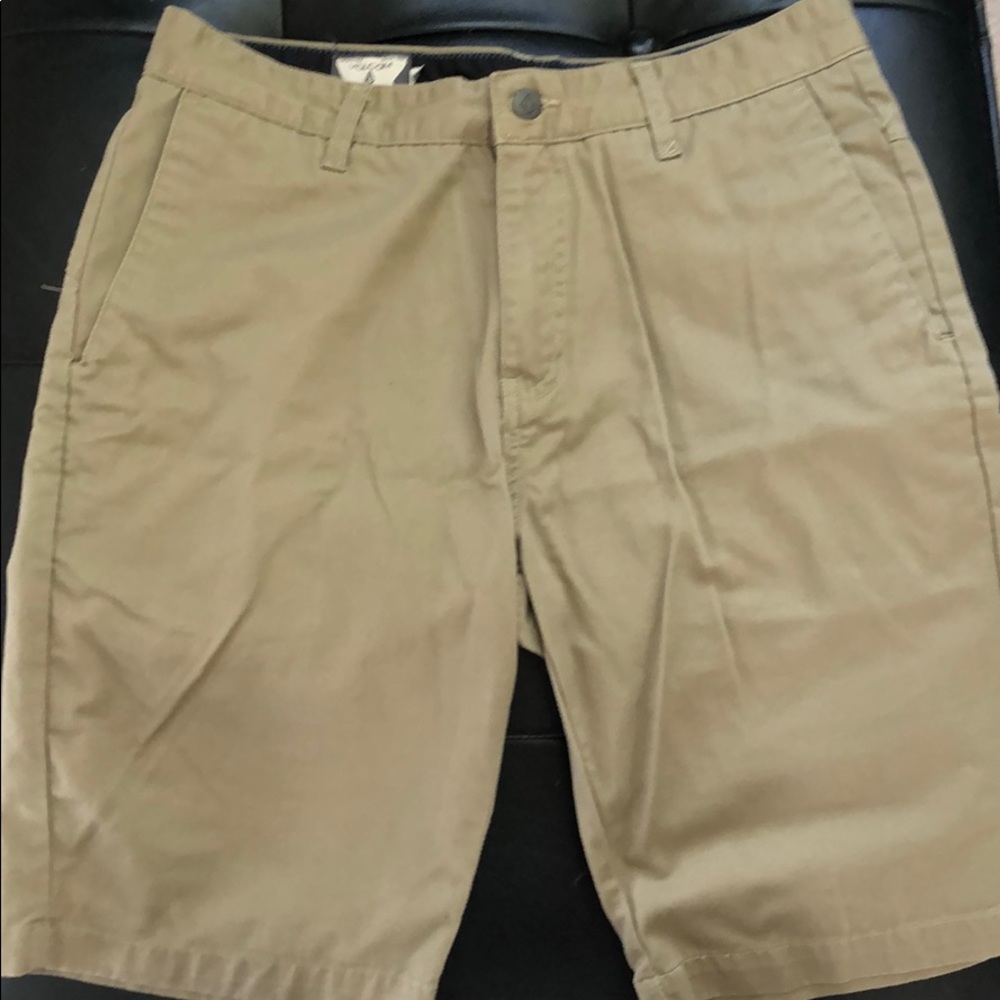 Men’s khaki Volcom shorts